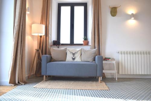 科迪加纳Finca Bravo的客厅设有蓝色沙发,配有窗户
