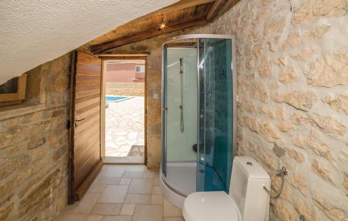 伽罗瓦克Luxury Villa Maria with Pool的一间带玻璃淋浴和卫生间的浴室