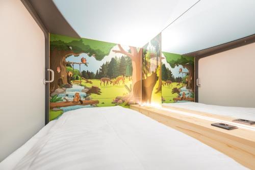 巴塞尔Capsule Hotel by Hyve Basel的卧室配有森林壁画