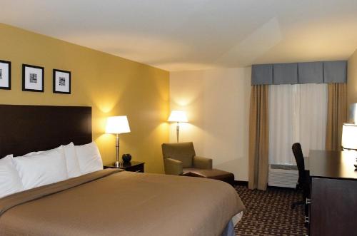 迈诺特希拉迈诺特酒店的配有一张床和一把椅子的酒店客房