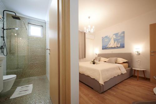 特罗吉尔Rooms Antonio的一间卧室配有一张床,浴室设有淋浴。