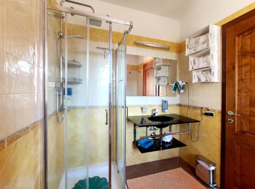 卡斯蒂里昂纳·德拉佩Poggio Mariett的带淋浴和盥洗盆的浴室