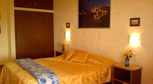 Drapia康特度假屋的一间卧室配有床和两个灯台