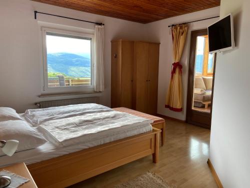 卡尔达罗Residence La Terrazza的一间卧室设有一张床和一个大窗户