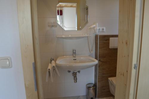 阿特湖畔施泰因巴赫Haus Stückler的一间带水槽和镜子的小浴室
