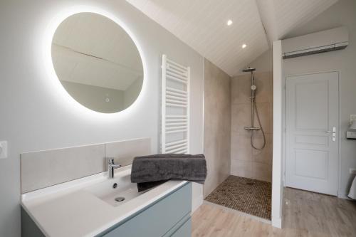 博讷LE CLOS DANS LES VIGNES的白色的浴室设有水槽和镜子