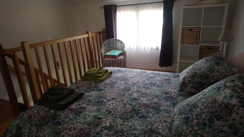 Saint-Martin-de-FressengeasLes Landes De Mauchat的一间卧室配有一张带毯子的床和窗户