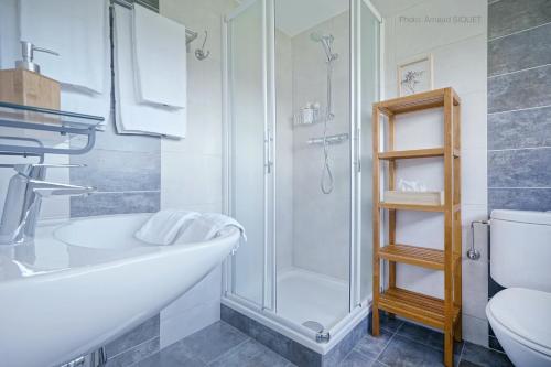 韦姆迈松吕蒂床和早餐旅馆的带淋浴、盥洗盆和卫生间的浴室