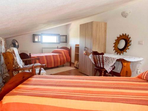 阿尔盖罗Villa Hermosa的一间卧室设有两张床,墙上设有一面镜子
