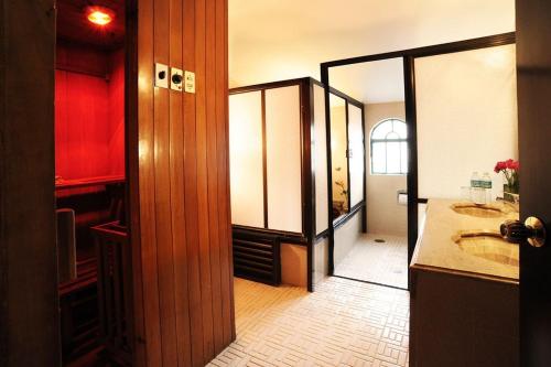 墨西哥城公园别墅酒店的一间带两个盥洗盆和大镜子的浴室