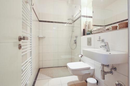 柏林5 Personen Altbau nahe Kurfürstendamm - Shakespeare的白色的浴室设有水槽和卫生间。