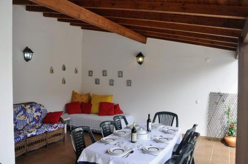 圣地亚哥-杜卡森Santiago Residence Guest House的一间带桌椅和沙发的用餐室