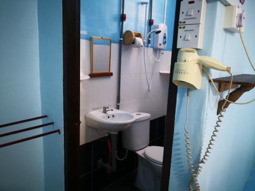 邦咯邦咯渔家的浴室设有水槽旁的电话