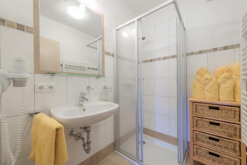 弗拉绍Alpenjuwel Appartements的白色的浴室设有水槽和淋浴。