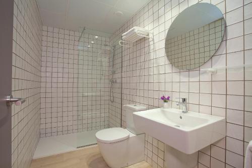 贝尼多姆Apartamentos Ribera的一间带卫生间、水槽和镜子的浴室