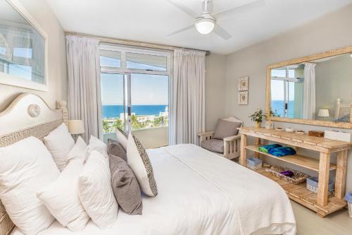 德班43 Sea Lodge - by Stay in Umhlanga的一间卧室设有一张大床,享有海景