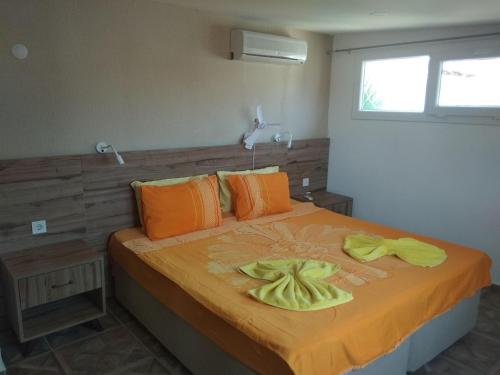 厄吕代尼兹Paddys Apartments Ovacık的一间卧室配有一张床,上面有两条毛巾