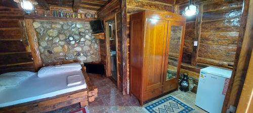 伦库Satul Traditional的小木屋内一间卧室,配有一张床