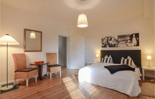 柏林奥坦尼舍度假屋的卧室配有一张床和一张桌子及椅子