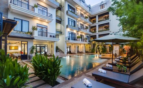 暹粒Bayon Modern Residence的享有带游泳池的建筑的外部景色