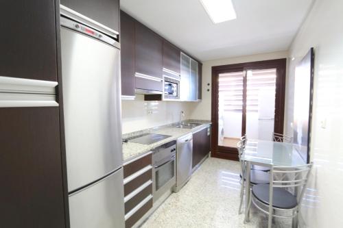 维拉摩拉Monte Laguna - Clever Details的厨房配有不锈钢用具和玻璃桌