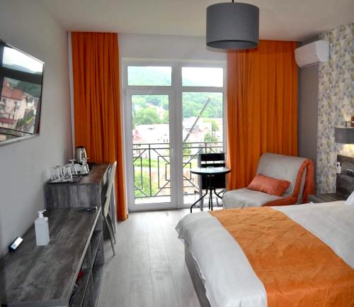 波利亚纳Village apartments Polyana的酒店客房设有一张床和一个阳台。
