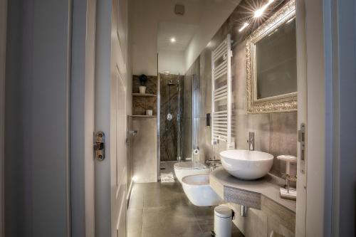 卡瓦德蒂雷尼Materia relais的一间带两个盥洗盆和淋浴的浴室