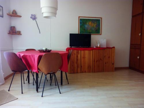 福波洛Appartamenti Fronte Piste - Appartamentiflarida Foppolo的一间带桌椅和电视的用餐室