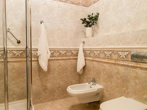 SuszPałac Bałoszyce的浴室配有卫生间、盥洗盆和淋浴。