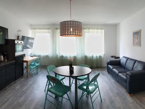 杜塞尔多夫Aparthouse Graf-Adolf的客厅配有桌椅和沙发