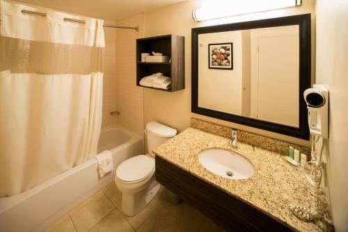 多瓦尔P.E蒙特利尔特鲁多机场品质套房酒店的一间带水槽、卫生间和镜子的浴室
