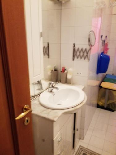 米兰Cara Revello的浴室配有白色水槽和淋浴。