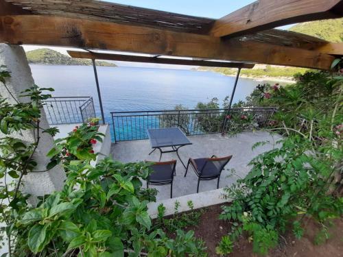 索布拉Guest House Matana的一个带桌椅和水的庭院