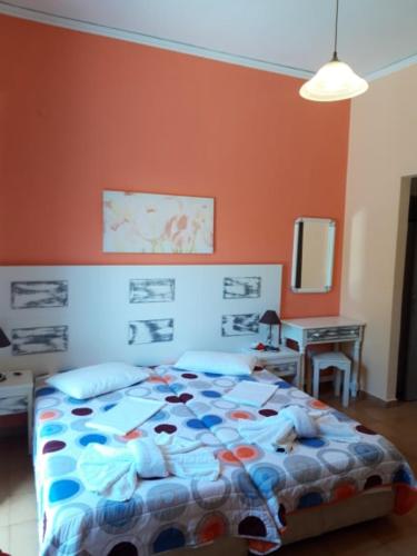 奈德里Nidri Studios Apartments的卧室内的一张床位,卧室内拥有橙色的墙壁