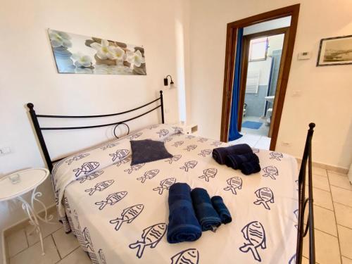 圣马里纳萨利纳Case Vacanze Marina Longo的一间卧室配有一张带蓝色枕头的床。