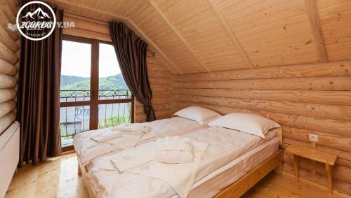 沃罗赫塔Zgarda的小木屋内一间卧室,配有一张床