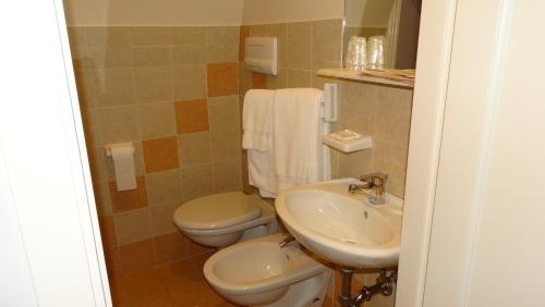 基亚拉蒙泰-古尔菲CATANIA - Historic B&B Apartments Home的一间带卫生间和水槽的浴室