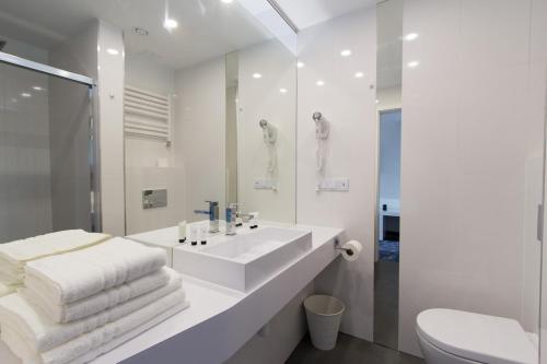 梅尔诺Ferry Resort的白色的浴室设有水槽和卫生间。
