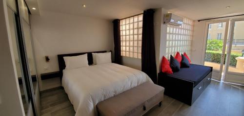 卡普戴尔DAJO的一间卧室设有一张大床和一个窗户。
