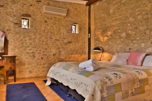 开普敦杰维斯BIG4 Cape Jervis Accommodation & Caravan Park的一间卧室设有一张床和石墙