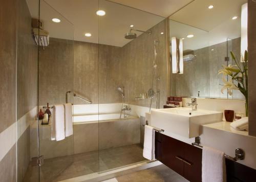 上海上海奥克伍德华庭酒店公寓的一间带水槽、浴缸和淋浴的浴室