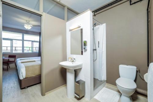 努美阿Gondwana City Art的浴室配有卫生间水槽和淋浴。