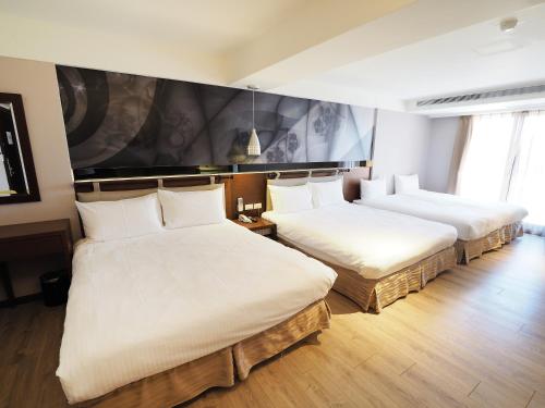 头城开兰行旅的酒店客房,配有两张带白色床单的床