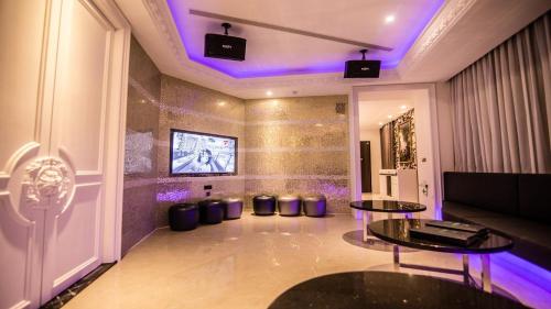 Dali云月精品会馆的客厅配有2张桌子和电视
