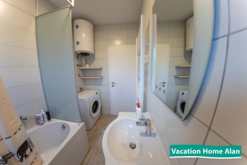库伦瓦库夫Vacation home Alan的一间带水槽和洗衣机的浴室
