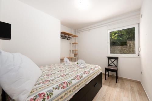 奥帕提亚Apartment Majda Opatija的一间卧室设有一张床和一个窗口