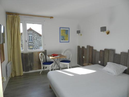 塞尔河畔阿尔帕容省级之家酒店的一间卧室配有一张床、一张桌子和一个窗户。