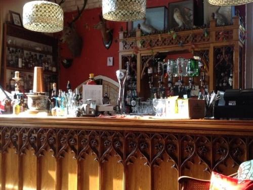 Shouldham ThorpeChalk and Cheese的餐厅内的酒吧,设有木柜台