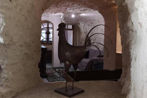 LunayCaves du coteau 1的鸟儿雕像,在卧室里