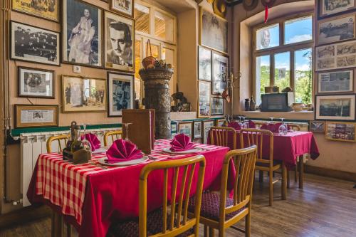 威尔帕扎伯利坎酒店的餐厅配有桌椅和粉红色的桌布
